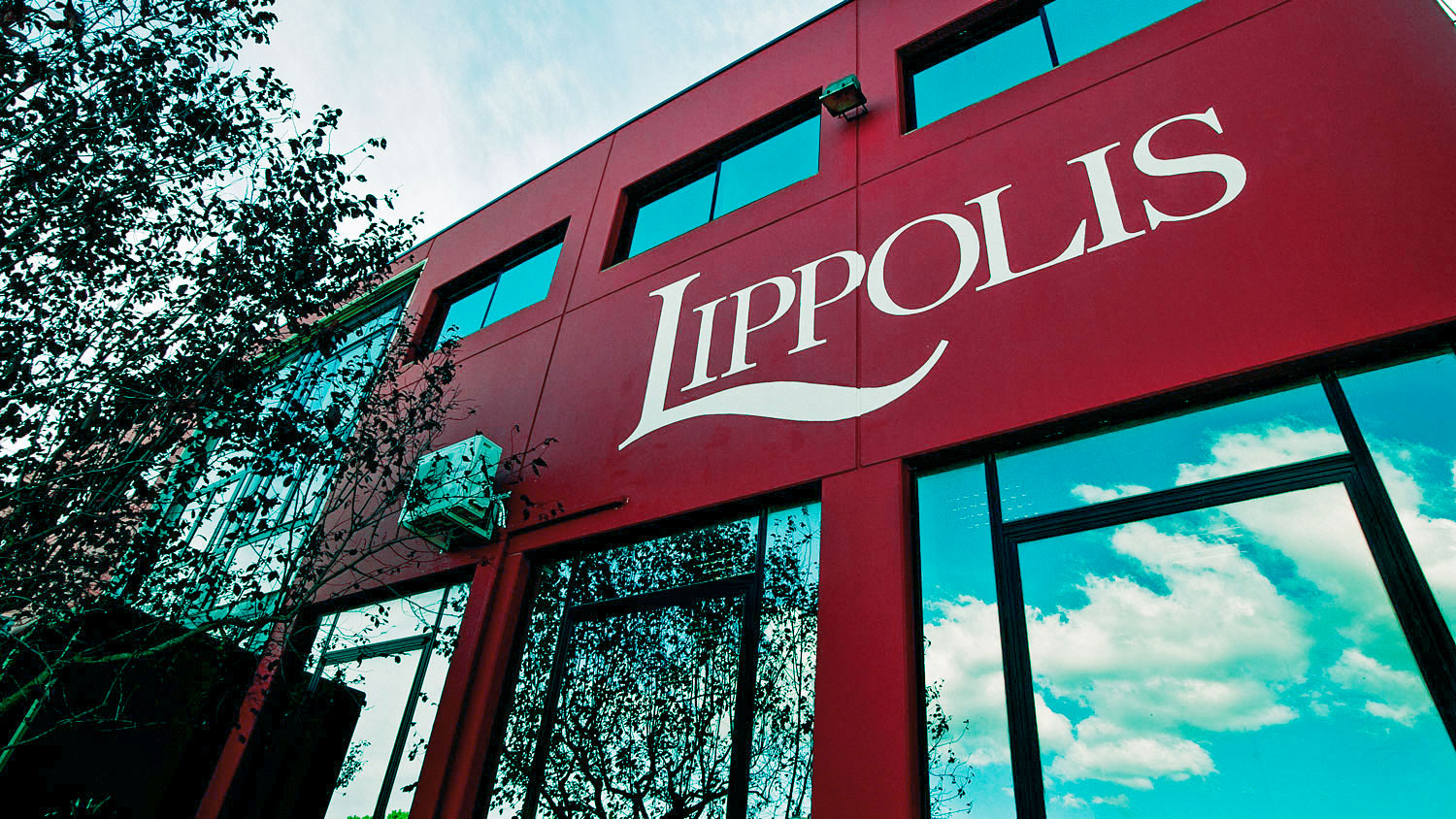 la facciata esterna dell'azienda Lippolis, che produce a Putignano in Puglia basi e preparati per gelati artigianali italiani